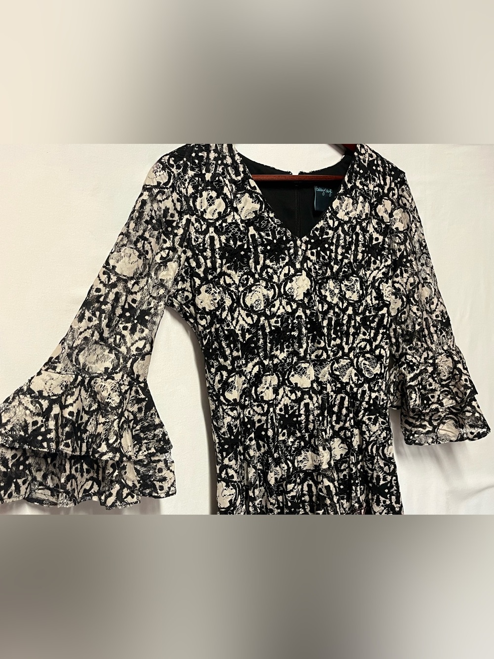 NWT Gabby Skye Lace Overlay Bell Sleeve Dress Black Cream Plum Sz 8 Dark Romance - Picture 3 of 16